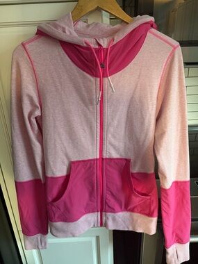 Lululemon sz S Voyage Hoodie in a Raspberry Glow/Rosado pink color.